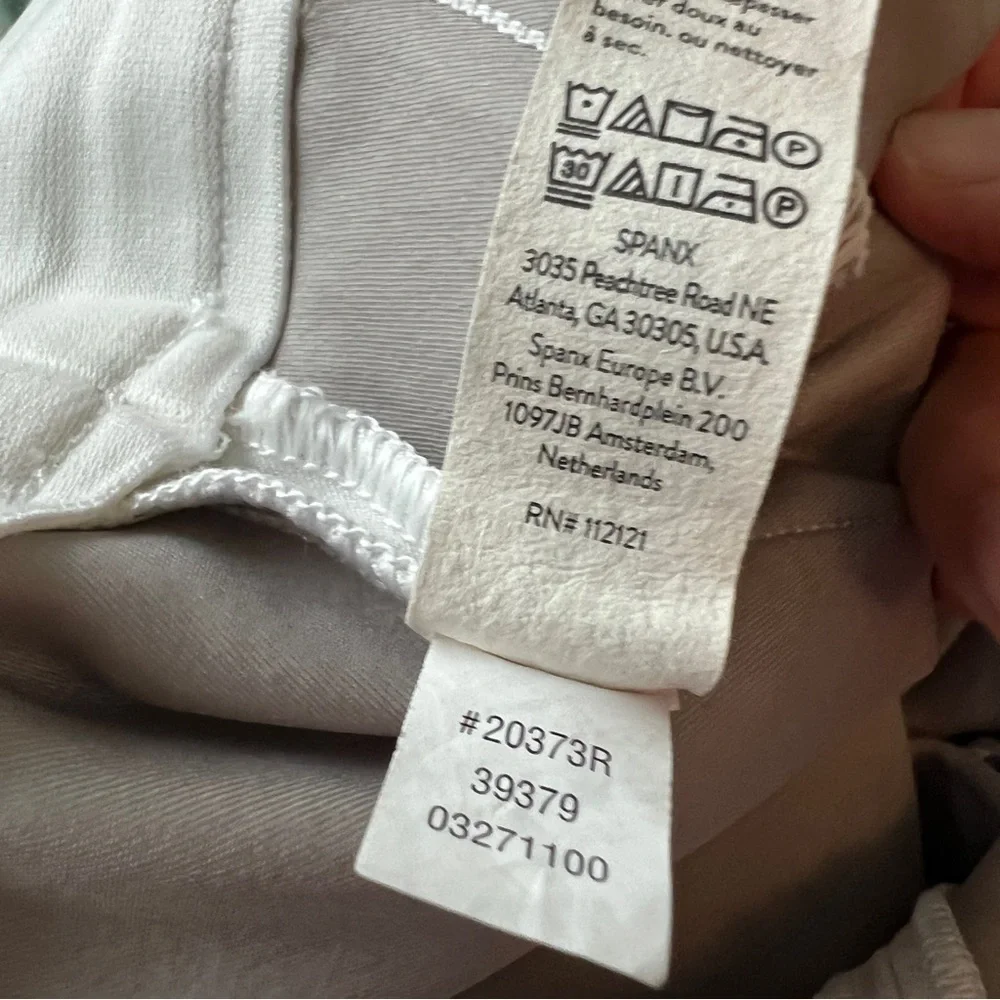 SPANX On the Go Kick Flare Pull On Pants in Classic White Size Medium